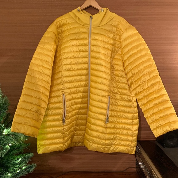 Jackets & Blazers - 3XL spring transition coat. Lightweight and cozy synthetic down coat.